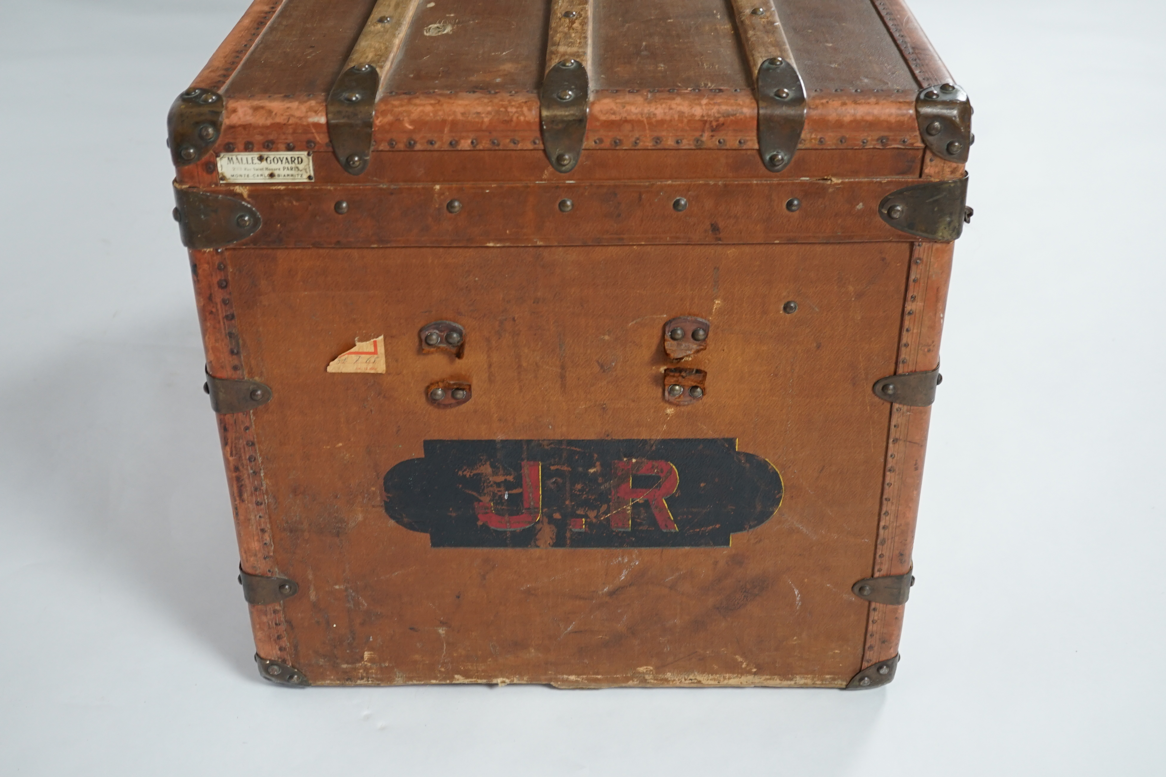 E. Goyard Aine, 233 Rue Saint Honore Paris, a late 19th or early 20th century canvas covered travelling trunk, brass mounted with ash batons, height 48cm, width 86cm, depth 49cm